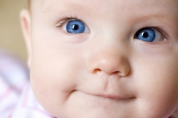 Có nhiều nguyên nhân gây lác mắt ở trẻ so sinh.