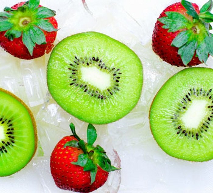 Kiwi là một trong những loại thực phẩm giàu vitamin C cho bé.