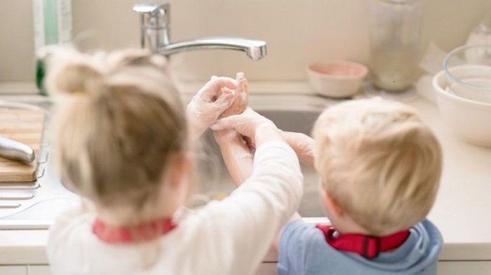 Rửa tay là một trong những điều đầu tiên bố mẹ nên hướng dẫn khi dạy trẻ thói quen lành mạnh.