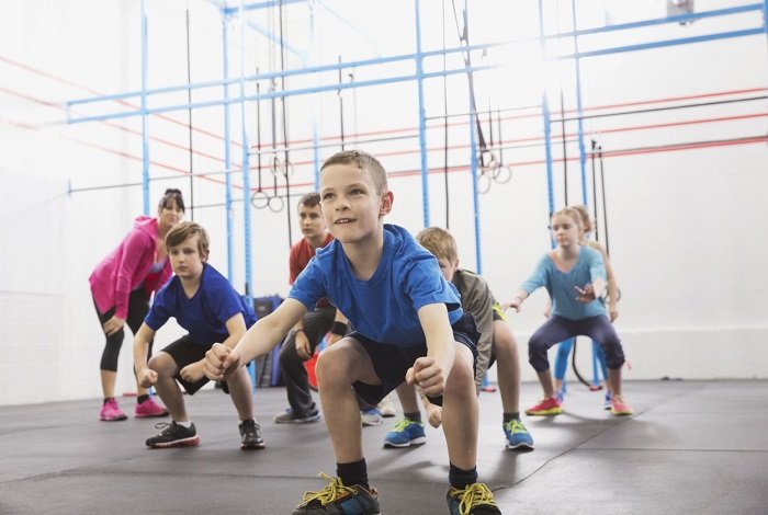 Một trong những điều bố mẹ cần hướng dẫn khi dạy trẻ thói quen lành mạnh đó là tạo thói quen tập thể dục.