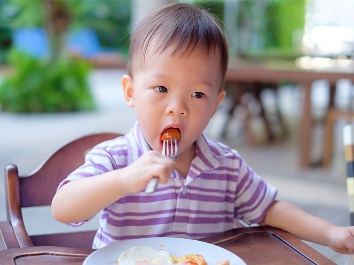Bố mẹ có thể phòng tránh trẻ bị ngộ độc thức ăn thông qua việc ăn chín uống sôi.