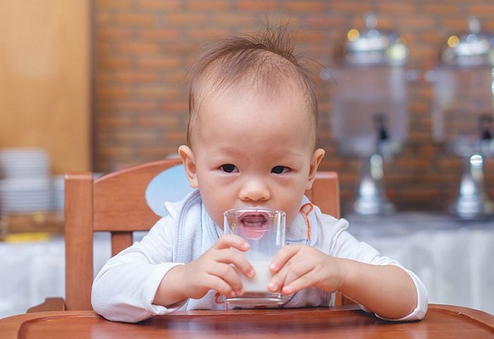 Em bé uống sữa tươi